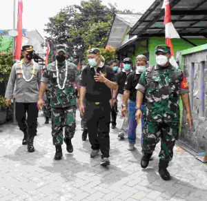 Kemeriahan dan Antusias Warga Kampung Pancasila Sambut Kunjungan Pangdam Jaya