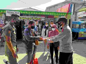 Terus Cegah Covid-19, Hari ini 700 Masker dibagikan Polres Kep Seribu ke Warga di 8 Pulau Permukiman