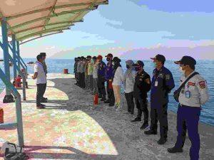 Amankan Wilayahnya, Pospam Ops Ketupat Jaya-2022 Pulau Untung Jawa Patroli Jalan Kaki dan Tegakkan ProKes