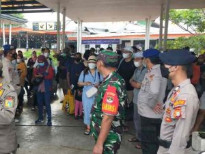 Polres Kep Seribu Terus Ketatkan Pengawasan ProKes dan Wajibkan 291 Wisatawan ke Pulau Jalani Scan PeduliLindungi di Dermaga Marina Ancol