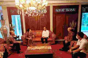 Presiden RI Jokowi Silaturahmi Kediaman Ibu Mooryati Soedibyo Founder Mustika Ratu