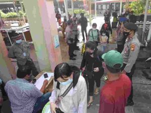 Polres Kep Seribu Wajibkan 109 Penumpang Kapal ke Pulau Jalani Scan PeduliLindungi di Dermaga Marina Ancol