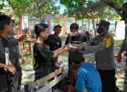 Terus Cegah COVID-19, Polres Kep Seribu bagikan 700 Masker ke Warga di 8 Pulau