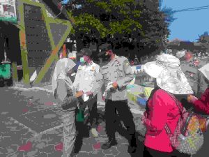 Polres Kep Seribu Terus Cegah COVID-19 dengan Bagikan 800 Masker dan sampaikan Imbauan Taat ProKes