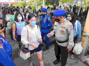 Polres Kep Seribu Wajibkan 537 Wisatawan ke Pulau Jalani Scan PeduliLindungi di Dermaga Marina Ancol