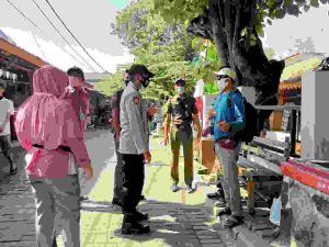 Gelar Patroli Jalan Kaki, Polsek Kep Seribu Selatan Terus Ingatkan Wisatawan Terapkan ProKes Selama Liburan