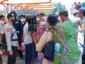 Di Pulau Kelapa, Polsek Kep Seribu Utara Gelar Pengamanan Kedatangan dan Keberangkatan Wisatawan