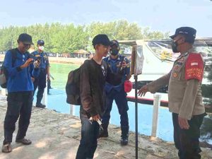 Polsek Kep Seribu Selatan Gelar Pengamanan Kedatangan 136 Penumpang Kapal di Dermaga Pulau Pari