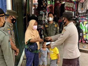 Polres Kep Seribu Terus Cegah Sebaran COVID-19 dengan Bagikan 450 Masker dan Sampaikan Imbauan Taat ProKes