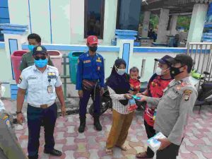 Saat Bagikan 400 Masker ke Warga, Polres Kep Seribu Ingatkan Warga Taat ProKes