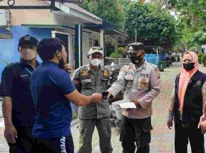 Sembari Bagikan 350 Masker ke Warga, Polres Kep Seribu Ingatkan Warga Taat ProKes