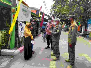 Patroli Jalan Kaki Polsek Kep Seribu Selatan Dibarengi dengan Imbauan ProKes