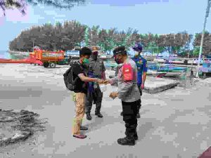 Cegah COVID-19, Polres Kep Seribu terus Ajak Warga Taat ProKes dan Bagikan 500 Masker