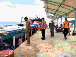 Patroli Pengawasan ProKes, Polsek Kep Seribu Selatan Sosialisasikan Penggunaan Masker Saat Berada di Ruang Publik