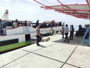 Polsek Kep Seribu Utara Tempatkan Personel di Dermaga Kedatangan Gelar Pengamanan dan Pengawasan ProKes