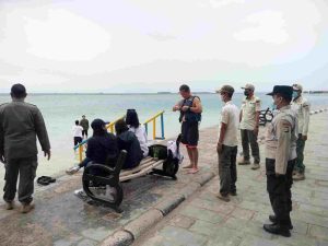 Patroli Jalan Kaki Polsek Kep Seribu Selatan Sasar Warga dan Wisatawan Sampaikan Imbauan ProKes