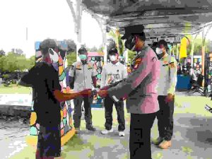 Polres Kep Seribu terus Ajak Warga Taat ProKes dan Bagikan 400 Masker