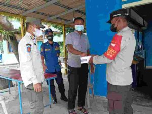 Cegah COVID-19, Polres Kep Seribu Bagikan 400 Masker dan Sampaikan Imbauan ProKes