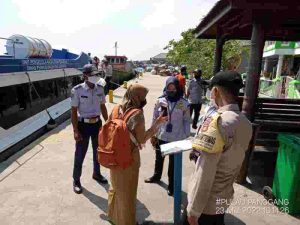 Penumpang Kapal Tiba dan Berangkat di Pulau Panggang Dapat Pengawasan ProKes Ketat dari Polsek Kep Seribu Utara