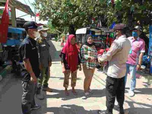 Cegah COVID-19, Polres Kep Seribu Bagikan 350 Masker dan Sampaikan Imbauan ProKes