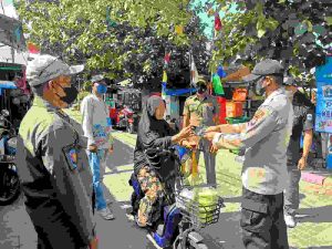 Hari ini, 400 Masker dibagikan Polres Kep Seribu dan Ingatkan Warga Taat ProKes