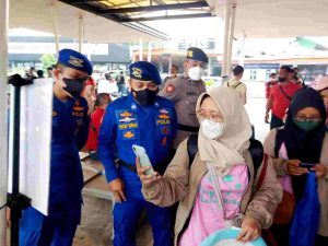 Perketat ProKes, Polres Kep Seribu Wajibkan 245 Penumpang Kapal ke Pulau Scan PeduliLindungi