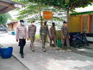 Patroli Jalan Kaki Polsek Kep Seribu Selatan Gencar Sampaikan Imbauan Taat ProKes ke Warga dan Wisatawan