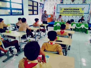 Gelar Penyuluhan di SMPN 285 Pulau Untung Jawa, Sat Binmas Polres Kep Seribu Ajak Siswa Disiplin Belajar dan Jauhi Pengaruh Negatif