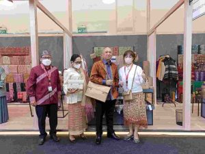 Karya Kreative Indonesia 2022 Rumah Rakuji Myra Widiono Tampilkan Tema The Pileh Woven Shawl Sukses Award World Craft Concil 2018.