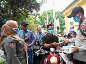Terus Cegah COVID-19 Hari ini Polres Kep Seribu Bagikan 400 Masker dan Sampaikan Imbauan ProKes ke Warga