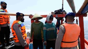 Sat Polairud Polres Kep Seribu Sampaikan Imbauan Keselamatan Berlayar dan Bagikan Life Jacket ke Nelayan