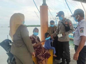 Sembari Bagikan 450 Masker ke Warga, Polres Kep Seribu Sampaikan Imbauan Taat Prokes