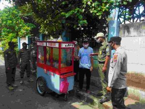 Terus Sampaikan Imbauan Taat ProKes, Polsek Kep Seribu Selatan Gelar Patroli Pengawasan