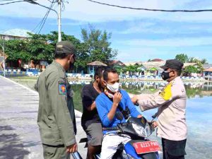 Bagikan 350 Masker ke Warga, Polres Kep Seribu Terus Sampaikan Imbauan Taat Prokes