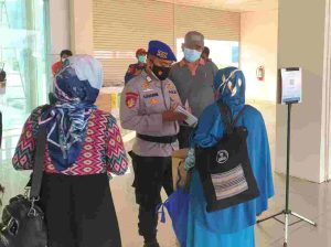 Polres Kep Seribu Gelar Pengawasan ProKes dan Wajibkan 2.127 Wisatawan ke Pulau Scan PeduliLindungi di Pelabuhan Kaliadem