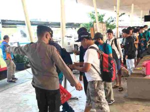 Polres Kep Seribu Gelar Pengawasan ProKes di Dermaga Marina Ancol dan Wajibkan 495 Penumpang Kapal ke Pulau Jalani Scan PeduliLindungi
