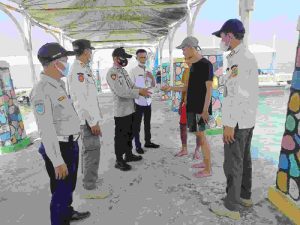 Cegah COVID-19, Polres Kep Seribu Terus Bagikan 400 Masker dan Sampaikan Imbauan ProKes ke Warga