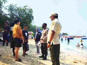 Gelar Patroli Jalan Kaki, Polsek Kep Seribu Selatan Sampaikan Imbauan ProKes dan Keselamatan Permainan Air