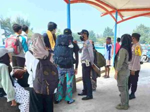 Polsek Kep Seribu Utara Tempatkan Personel dan Ketatkan ProKes di Dermaga Keberangkatan Pulau Harapan