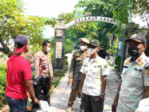 Saat Patroli Jalan Kaki, Polsek Kep Seribu Selatan Ajak Warga Taat ProKes