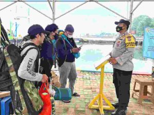 Tiba di 4 Dermaga Kedatangan Pulau Permukiman, Polsek Kep Seribu Utara Perketat ProKes dan Wajibkan 183 Wisatawan Scan PeduliLindungi