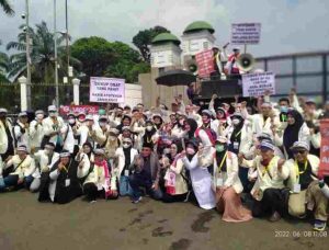 APOTEKER ANGGOTA IKATAN APOTEKER INDONESIA DEMO MENUNTUT RUU PRAKTIK APOTEKER