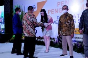 Universitas Sebelas Maret Menganugerahkan Penghargaan Alumni Berprestasi kepada Anita Feng, ST, MM Srikandi Bisnis Waralaba dan Konstruksi Indonesia
