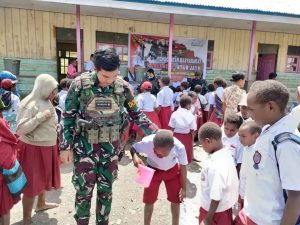 Siswa SD Inpres Yokatapa Belajar Pola Hidup Sehat Bersama Satgas Yonif PR 305 Kostrad