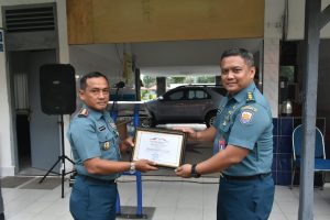 Danlanal Bintan Serahkan Penghargaan Pada Jam Komandan