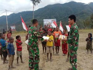 Tawa Anak-anak Intan Jaya di Taman Bermain Baru Buatan Satgas Yonif PR 305 Kostrad