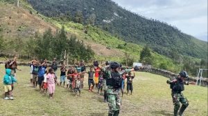 Rumah Cakra Jawara Satgas Yonif R 303 Kostrad Hadirkan Keceriaan Anak-Anak Papua Melalui Senam Maumere