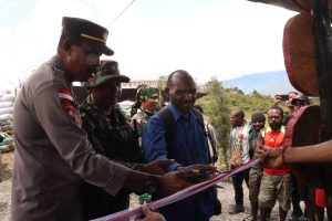 Intan Jaya Ceria, Sarana Hiburan dan Broadcast On Air Buat Warga Dari Yonif PR 305 Kostrad