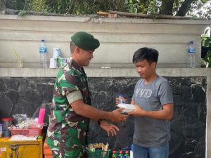 Suka Cita Masyarakat, Yonif Raider 323 Bagi Makanan Gratis