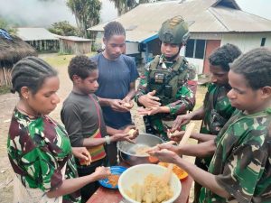 Manfaatkan Hasil Bumi Di Distrik Dal, Satgas Yonif Raider 321 Ajarkan Olah Ubi